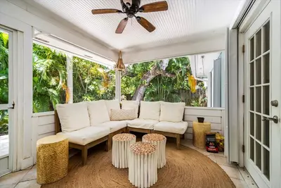 Image de 3 Bedroom Beach Home, accès à la plage privée, projeté dans un porche, chiens bienvenus!