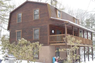 Image de Six Chambre Lakefront Accueil Connexion avec un glissement Dock Sur Deep Creek Lake.