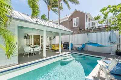 Image de Joyau tropical dans le port historique - 2br \/ 2ba - Piscine - Location au mois