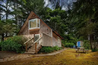 Image de Récemment rénové Plan d'étage ouvert Cottage 2-3 Min à pied de la plage avec Jacuzzi Foyer dans un cadre boisé