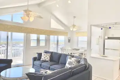 Image de Au bord de 2e étage Retreat - Fabulous Ocean veiws Pet Friendly