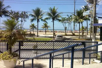 Image de Plage av de front de mer haut de gamme avec chaises longues installées sur la plage