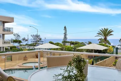Image de Appartement 2 chambres à travers la plage avec une vue parfaite sur l'océan!
