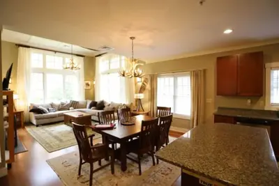 Image de Magnifique Condo au bord de la rivière avec 3 chambres et toutes les activités extérieures en automne à quelques minutes seulement