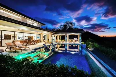 Image de 5 minutes de la plage! Dazzling Luxury Hilltop Estate avec Oasis extérieure Massive!