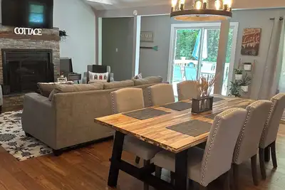 Image de Cottage récemment rénové niché dans un quartier calme et boisé paisible