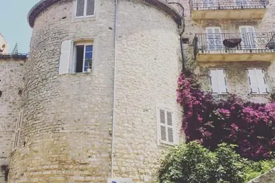 Superbe, haut de gamme et nouvellement appartement meublé à proximité des principales attractions
