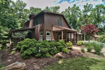 Image de Spacieux, rénové maison moderne à Bear Creek Lake près de l'historique Jim Thorpe