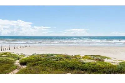 Image de Ocean Front Beach House. Venez profiter du sable, la mer, et Sun