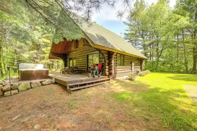 Image de Cabane en rondins isolée dans le nord-ouest du Michigan avec foyer et terrasse