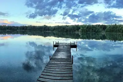 Image de Cottage rustique sur le lac Nager, poisson, bateau, cheminée, roches sur la photo!