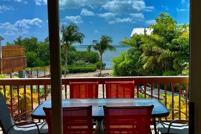 Image de Piscine privée chauffée, emplacement idéal, quai de bateau.