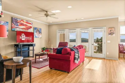 Image de Le luxe dans les Ozarks! - Animaux acceptés, suites 2 chambres, marina, piscine-C6