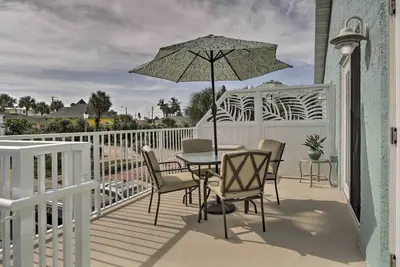 Image de Downtown Cocoa Beach Apt w \/ Deck - Promenade Ă la plage!
