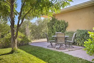 Image de Nouveau! Maison confortable avec patio -30 minutes à Zion Nat. Parc!
