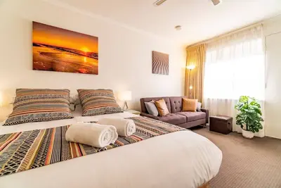 Image de Modest Glenelg Central Studio w\/ Wifi + Parking