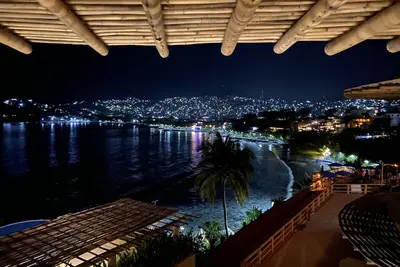 Image de Condo de luxe en bord de mer avec piscine privée et vues spectaculaires.