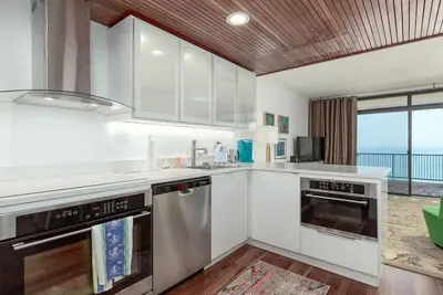 Image de Nouvelle liste! Une chambre face à la mer avec une piscine