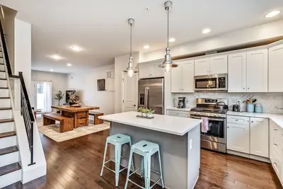Image de Retraite chic de Fishtown! Toit-terrasse! 4b / 3fb, 8 couchages!