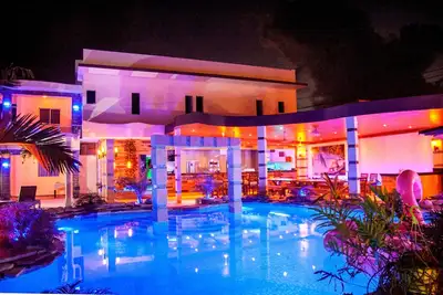 Image de Villa neuve de luxe 14bd Party, à quelques pas des clubs \/ plages!
