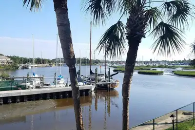 Image de Waterfront Townhouse avec débarcadère, piscine, voilier, kayaks et vélos
