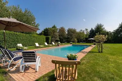 Image de Beau domaine de moulin à eau récemment rénové