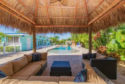 Image de 4br 3-1 \/ 2ba, front de mer, quai de 60 ', piscine chauffée \/ chaude, baignoire, Tiki, animaux acceptés!