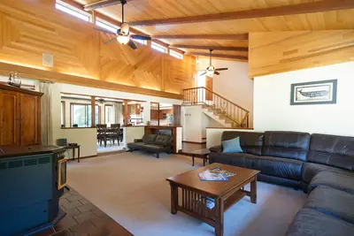Image de Grande maison avec bain à remous de luxe et plafonds voûtés personnalisés
