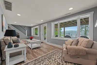 Image de Bienvenue au lac! Lake Cottage entièrement rénové avec une vue qui ne peut pas être battu.