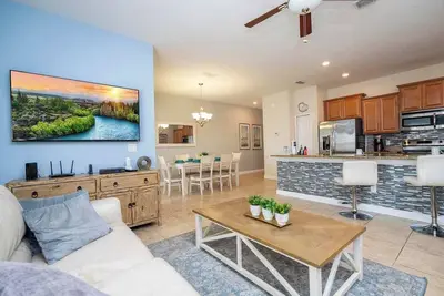 Image de Cette maison de ville est un 4 chambre (s) à coucher, 3 salles de bain, situé à Kissimmee, Fl.