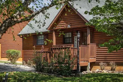 Image de Véritable cabane en rondins à Branson Woods, animaux domestiques, piscine intérieure!