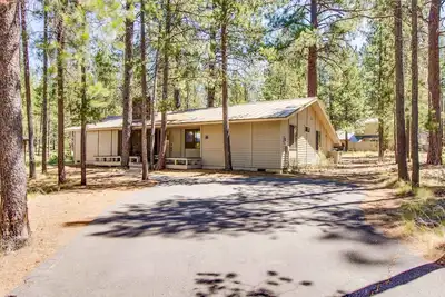 Image de Cabane accueillante pour animaux de compagnie, foyer au bois, bain à remous, passes Sharc, près du village