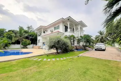 Image de Nouveau! ! Villa avec vue sur la montagne et piscine