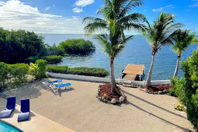 Image de Bord de l'eau, débarcadère privé, piscine privée chauffée.
