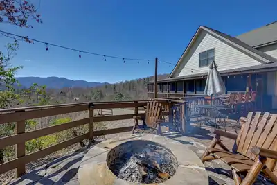 Image de Bryson City Home confortable avec bain Ă remous et vue sur la montagne!