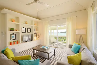 Image de 2br 2ba à l'étage Suite Apt avec vue sur la baie, à quelques pas de la ville et des commerces