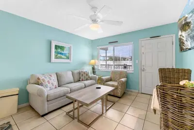 Image de Tropic Breeze Unité 8 Madeira Beach Ground Floor Pool View