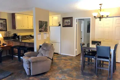 Image de 1 lit 1. 25 condo animaux acceptés au coeur de Mammoth sur la route de la navette