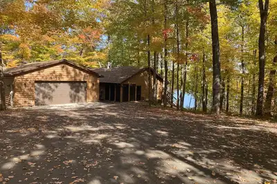 Image de Northwoods Lakefront Maison De Vacances, récemment mis à jour pour les voyageurs d'aujourd'hui