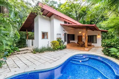 Image de Privée et isolée dans une voie sans issue, avec piscine, a \/ c, cette maison est un bijou