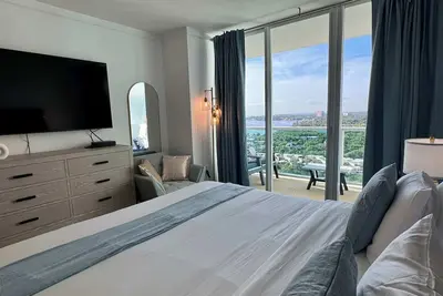 Image de Studio King avec vue spectaculaire sur Marina & Ocean!