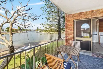 Image de 2 chambres en front de canal, à quelques pas de la plage de Mooloolaba et des cafés