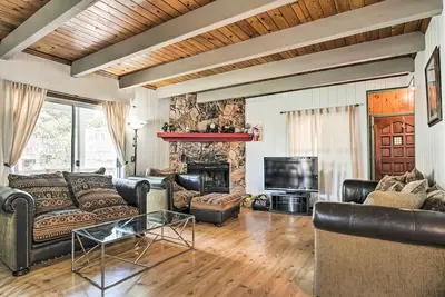 Image de Nouveau! Lake Arrowhead Cabin w \/ bain à remous + salle de jeux!