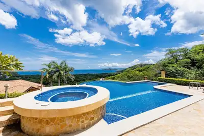 Image de De belles vues sur la péninsule Papagayo abondent! Piscine d'entrée de plage pour les tout-petits!