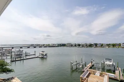Image de Magnifique condo avant son avec débarcadère et une vue fantastique!