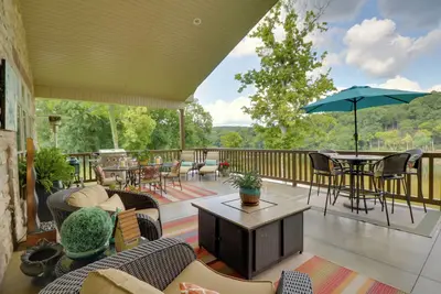 Image de Nouveau! Riverfront Mountain Home avec terrasse spacieuse!