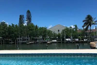 Image de Waterfront Island Home avec quai, piscine et proche de la plage!
