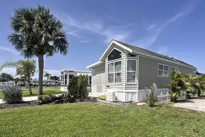 Image de Nouveau! Cozy Naples Cottage w / Lanai et piscine partagée!