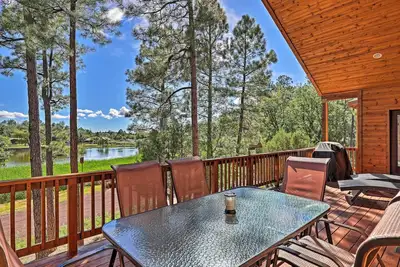 Image de Nouveau! Lakefront Cabin w \/ 3 Decks et des vues incroyables!