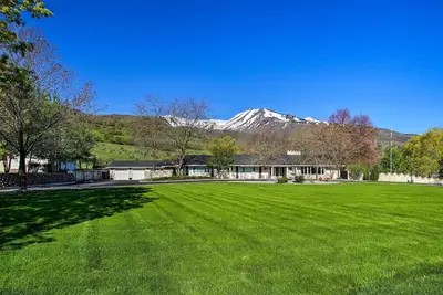 Image de Wellsville House w / Mtn Views, Yard & Tennis Court!